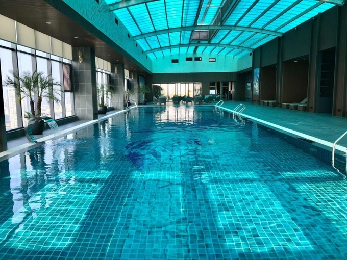 Bể bơi bốn mùa nằm trên tầng 45 của khách sạn.