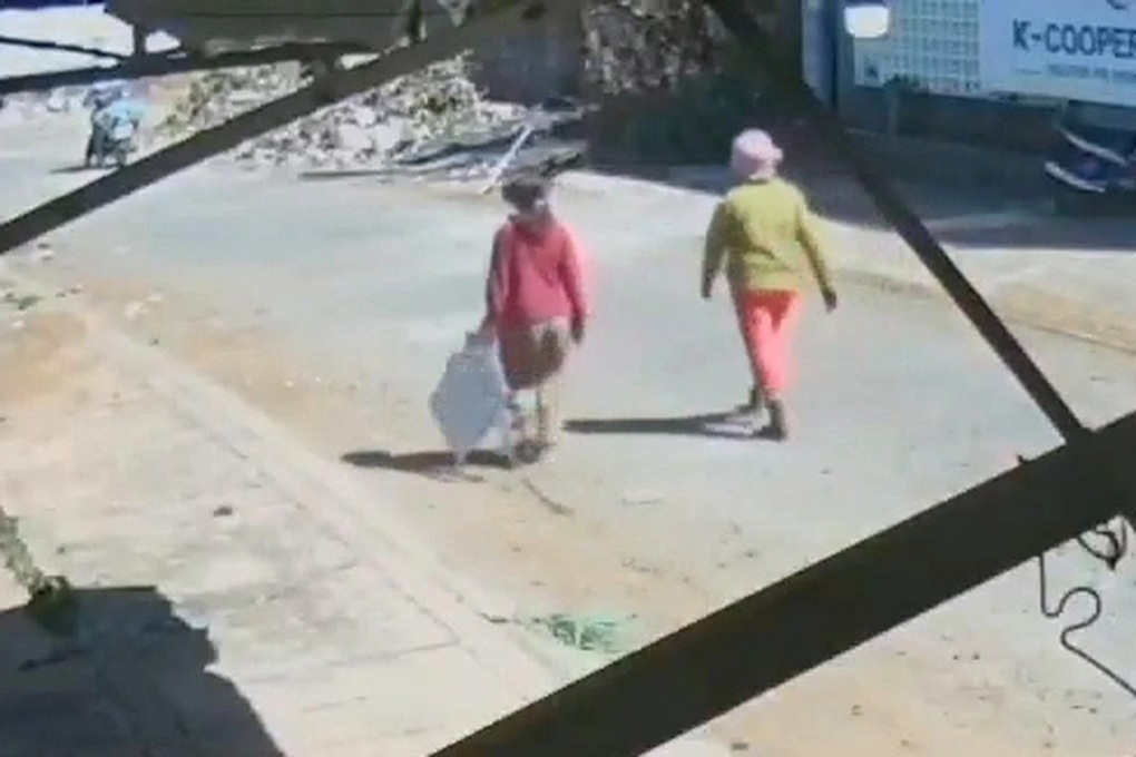 Vụ nổ lớn gần chi nhánh ngân hàng: Truy tìm nhóm phụ nữ đốt phế liệu - 1 Vụ nổ lớn gần chi nhánh ngân hàng: Truy tìm nhóm phụ nữ đốt phế liệu - 1