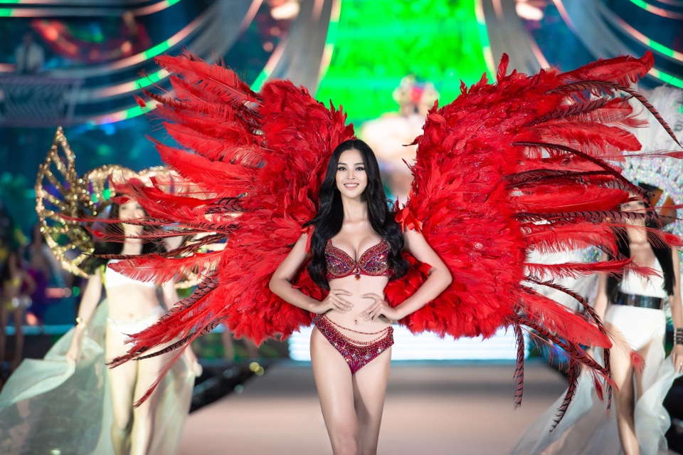 Trần Tiểu Vy, Phương Nga và Thúy An cùng Top 35 trình diễn bikini nóng bỏng - 4 Trần Tiểu Vy, Phương Nga và Thúy An cùng Top 35 trình diễn bikini nóng bỏng - 4
