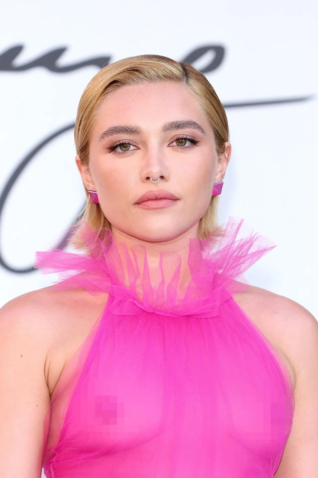 Florence Pugh nói gì khi bị nam giới chê bai vì theo mốt không áo ngực? - 4 Florence Pugh nói gì khi bị nam giới chê bai vì theo mốt không áo ngực? - 4