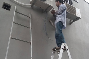 Thời tiết nắng nóng, Hà Nội "cháy" thợ điều hòa