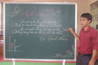 Nét chữ viết bảng đẹp như in của thầy giáo trường làng