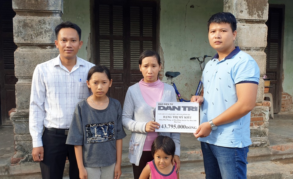 Hai cháu nhỏ ăn sắn thay cơm được bạn đọc giúp đỡ hơn 140 triệu đồng - 1 Hai cháu nhỏ ăn sắn thay cơm được bạn đọc giúp đỡ hơn 140 triệu đồng - 1