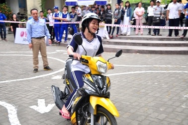 Học sinh THPT thi lái xe an toàn