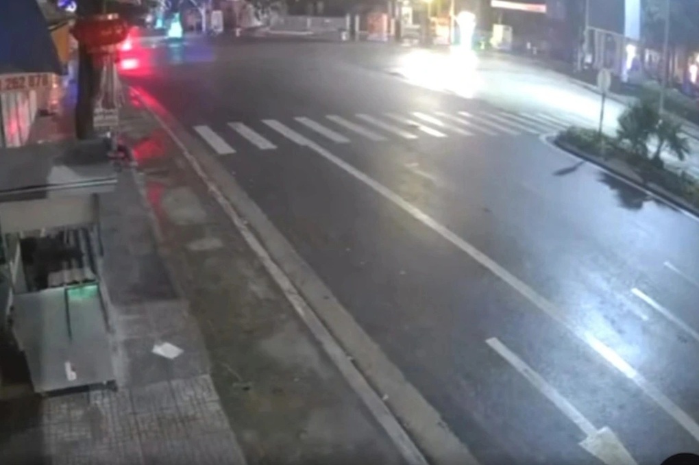 Xe máy kẹp 3 lao vào tường rào UBND huyện, 2 người tử vong - 1 Xe máy kẹp 3 lao vào tường rào UBND huyện, 2 người tử vong - 1
