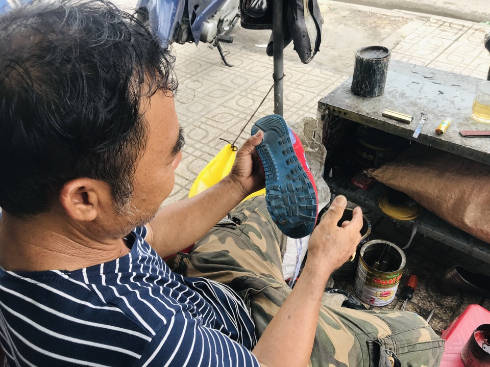 Nghề cứu... giày dép cũ - 4 Nghề cứu... giày dép cũ - 4