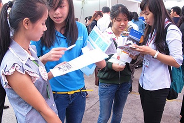 Chật vật ở lại