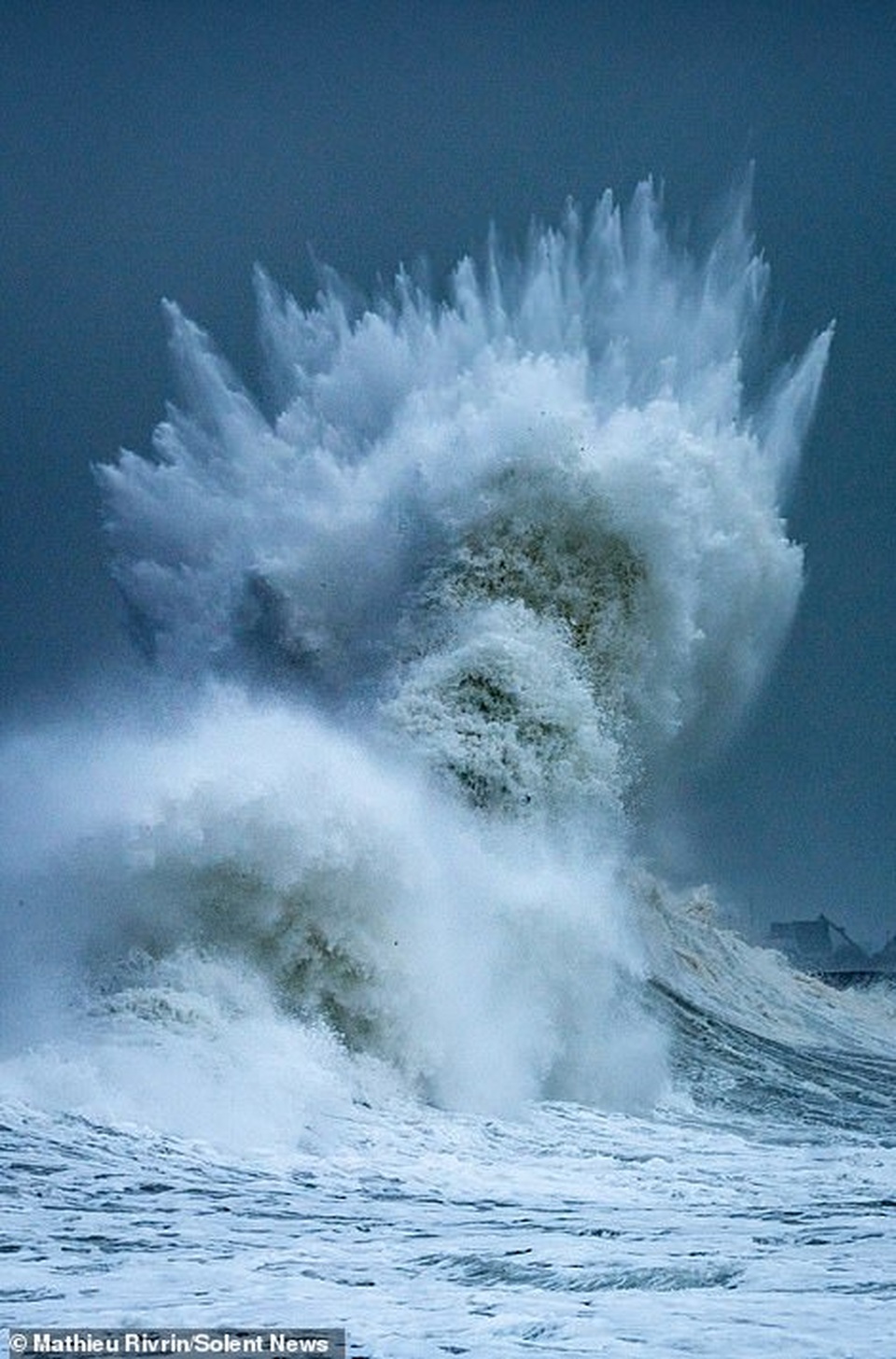 Con sóng dữ mang hình thần biển Poseidon - 1 Con sóng dữ mang hình thần biển Poseidon - 1