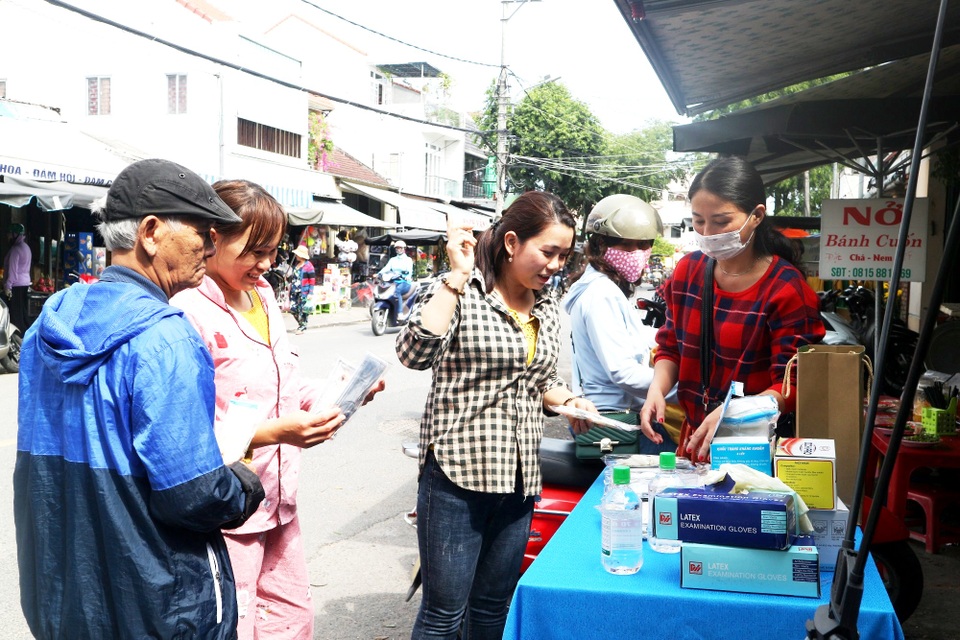 Ấm áp tình người những điểm phát khẩu trang miễn phí ở Hội An - 1 Ấm áp tình người những điểm phát khẩu trang miễn phí ở Hội An - 1