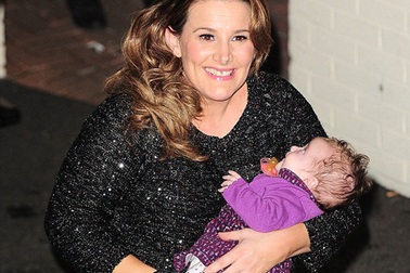 Ngôi sao của X Factor Anh quốc bế con đi hát