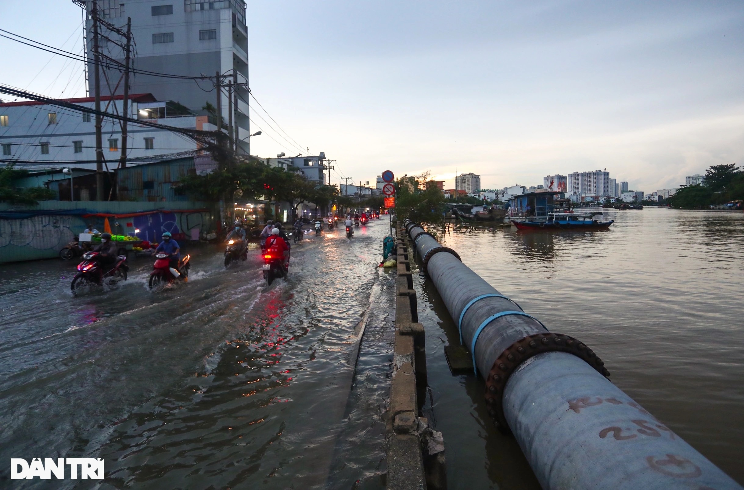 Người dân TPHCM bì bõm trên đường về nhà do triều cường dâng cao - 10 Người dân TPHCM bì bõm trên đường về nhà do triều cường dâng cao - 10