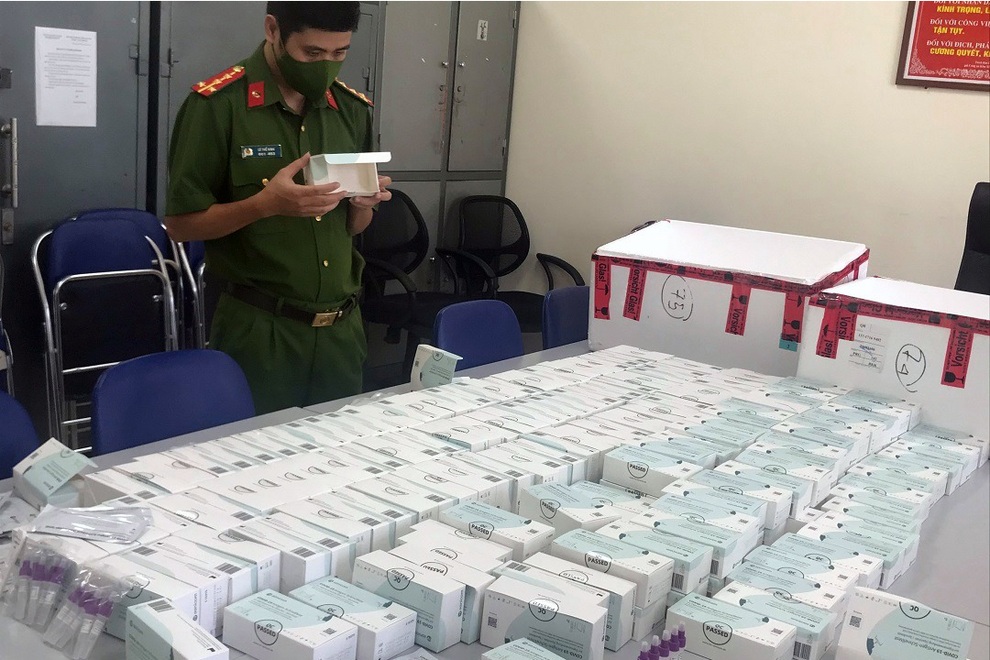 Hà Nội: Nam thanh niên nhập lậu hàng nghìn bộ test nhanh Covid-19 - 1 Hà Nội: Nam thanh niên nhập lậu hàng nghìn bộ test nhanh Covid-19 - 1