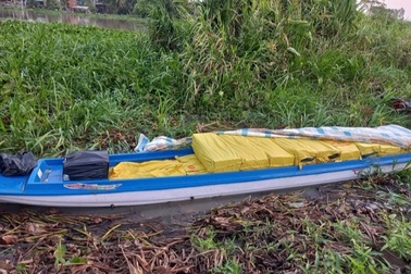 Vượt biên qua Campuchia chở 1,2 tấn pháo lậu