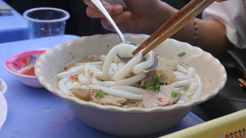 Chủ quán bánh canh bán vì đam mê, quyết giữ giá 10.000 đồng/tô - 5 Chủ quán bánh canh bán vì đam mê, quyết giữ giá 10.000 đồng/tô - 5