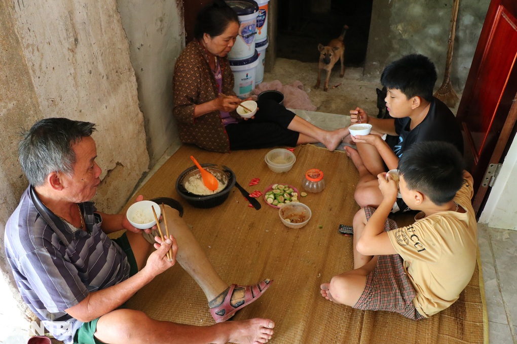 Bữa cơm với chuối xanh chấm muối của anh em mồ côi bố, mẹ đi lấy chồng - 1 Bữa cơm với chuối xanh chấm muối của anh em mồ côi bố, mẹ đi lấy chồng - 1