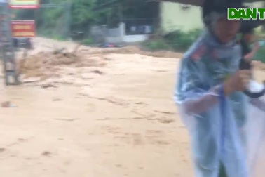 Nước cuồn cuộn đổ về nơi từng xảy ra lũ lịch sử ở Nghệ An