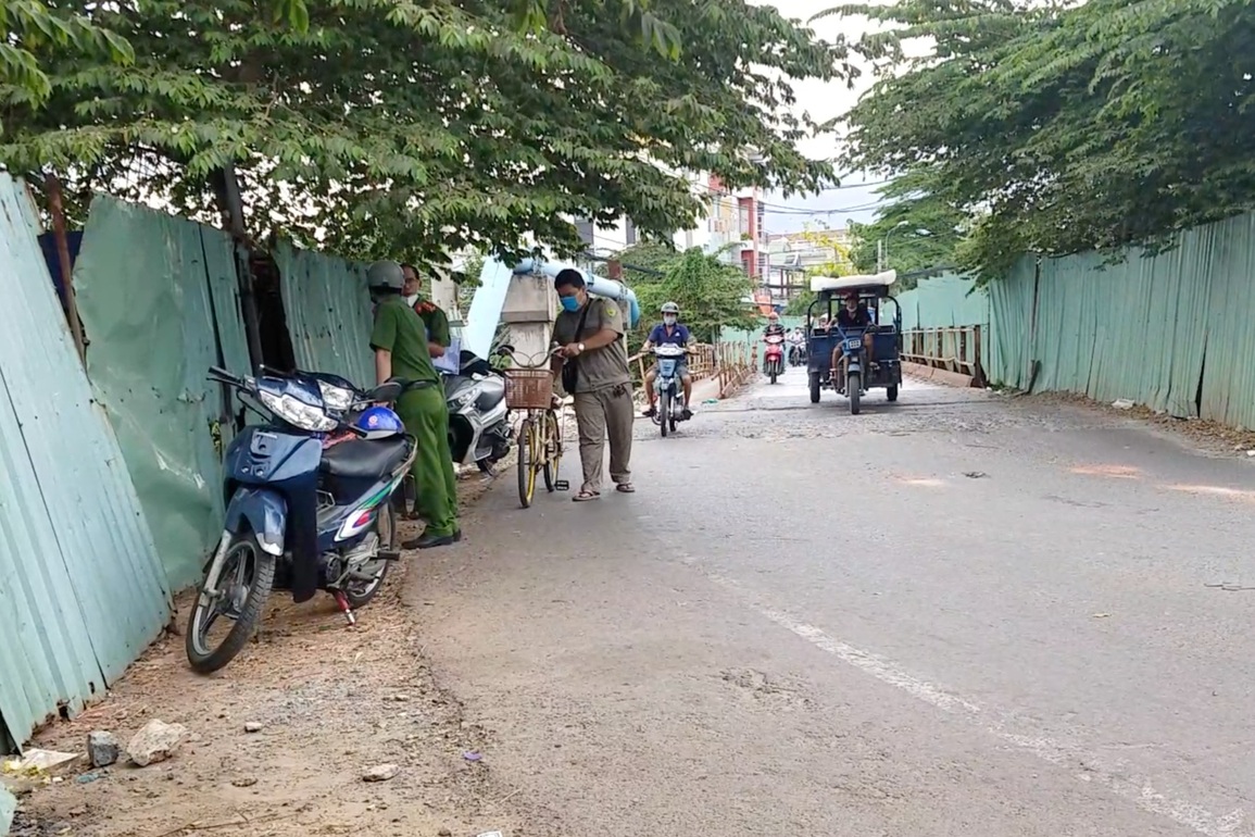 Người đàn ông bán gà nhảy xuống kênh đen ngòm lặn tìm cô gái tự tử - 2 Người đàn ông bán gà nhảy xuống kênh đen ngòm lặn tìm cô gái tự tử - 2