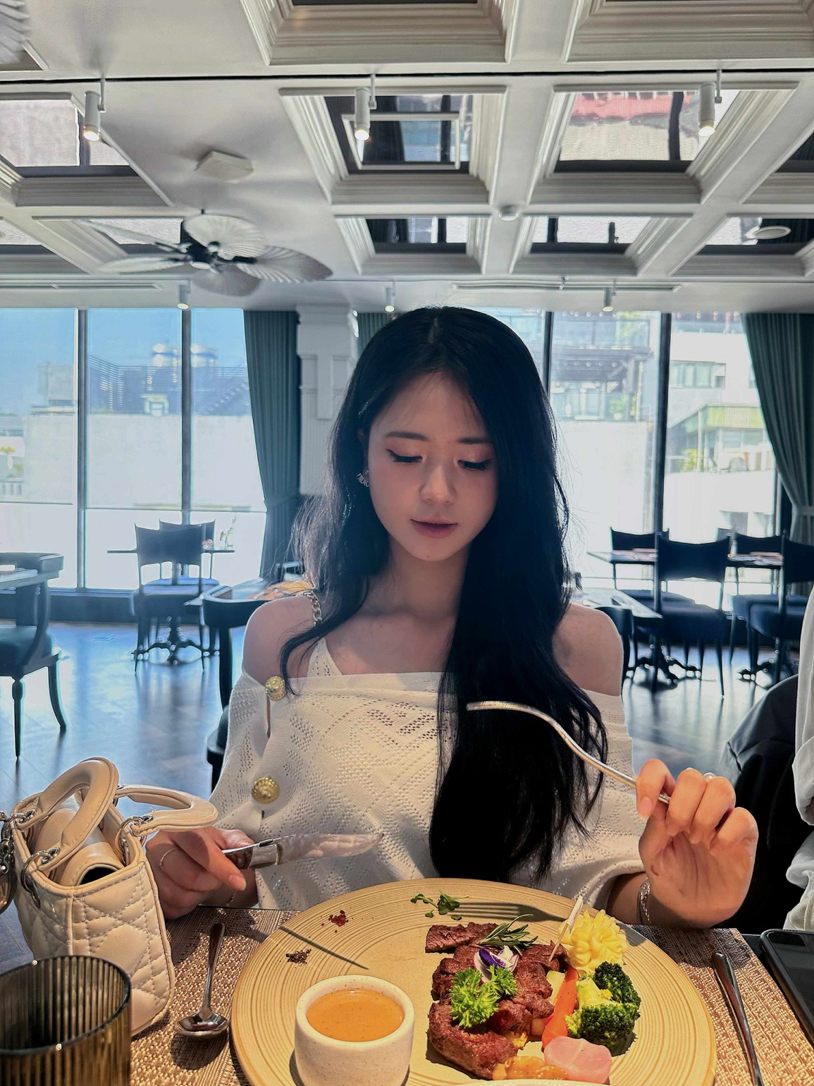 Chiến sĩ cảnh sát đặc nhiệm gây sốt khi hiến tóc, tiết lộ chưa có người yêu - 3