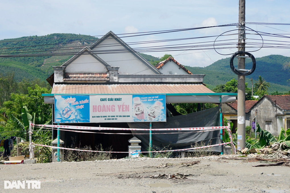 Nơm nớp sống cảnh ô tô chạy trên mái nhà - 5 Nơm nớp sống cảnh ô tô chạy trên mái nhà - 5