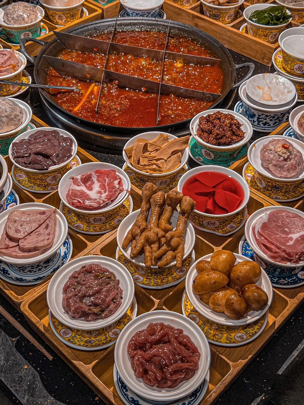 Nắng nóng kỷ lục chảy đế giày, người dân phải xuống hầm sâu ăn lẩu cay - 4 Nắng nóng kỷ lục chảy đế giày, người dân phải xuống hầm sâu ăn lẩu cay - 4