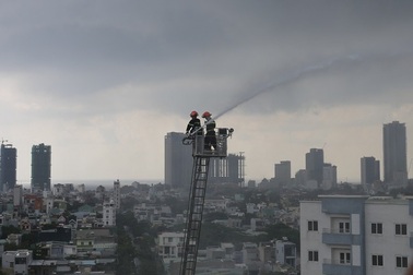 Chung cư phát hoả kèm tiếng nổ lớn, hàng trăm người hoảng loạn tháo chạy