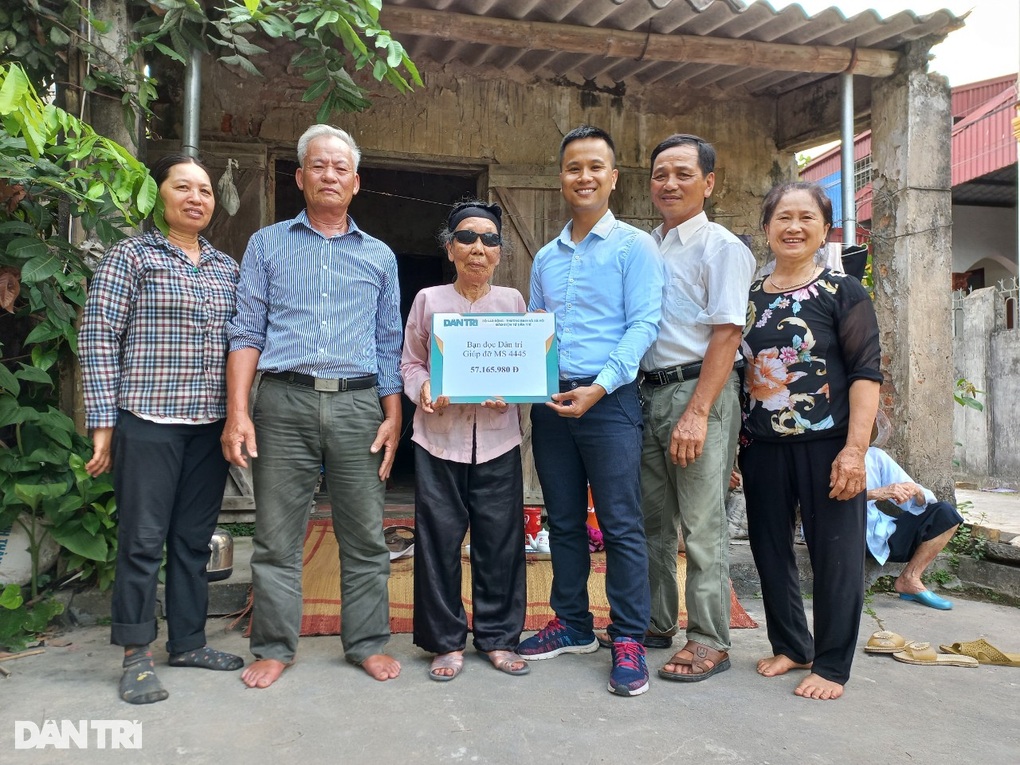 Hơn 57 triệu đồng trao tới cụ bà hỏng mắt, sống đơn thân trong nhà sắp sập - 1 Hơn 57 triệu đồng trao tới cụ bà hỏng mắt, sống đơn thân trong nhà sắp sập - 1
