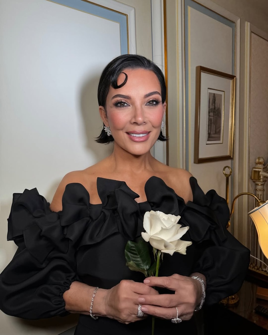 Kim Kardashian's mother is as young and beautiful as her 25-year-old daughter - 2 Mẹ của Kim Kardashian trẻ đẹp hệt như con gái kém 25 tuổi - 2