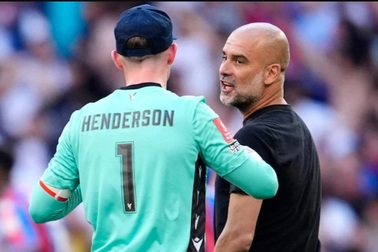 Pep Guardiola nổi giận, cãi nhau với người hùng của Crystal Palace trên sân