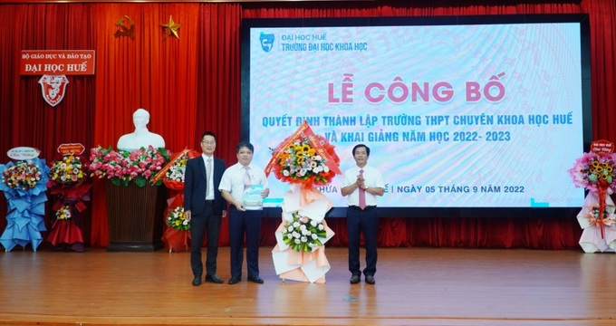 Lễ công bố quyết định thành lập Trường THPT chuyên Khoa học Huế 