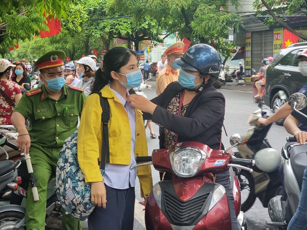 192312913_475928206843841_6780187944220316094_n.jpg Đa so phu huynh dua con den som