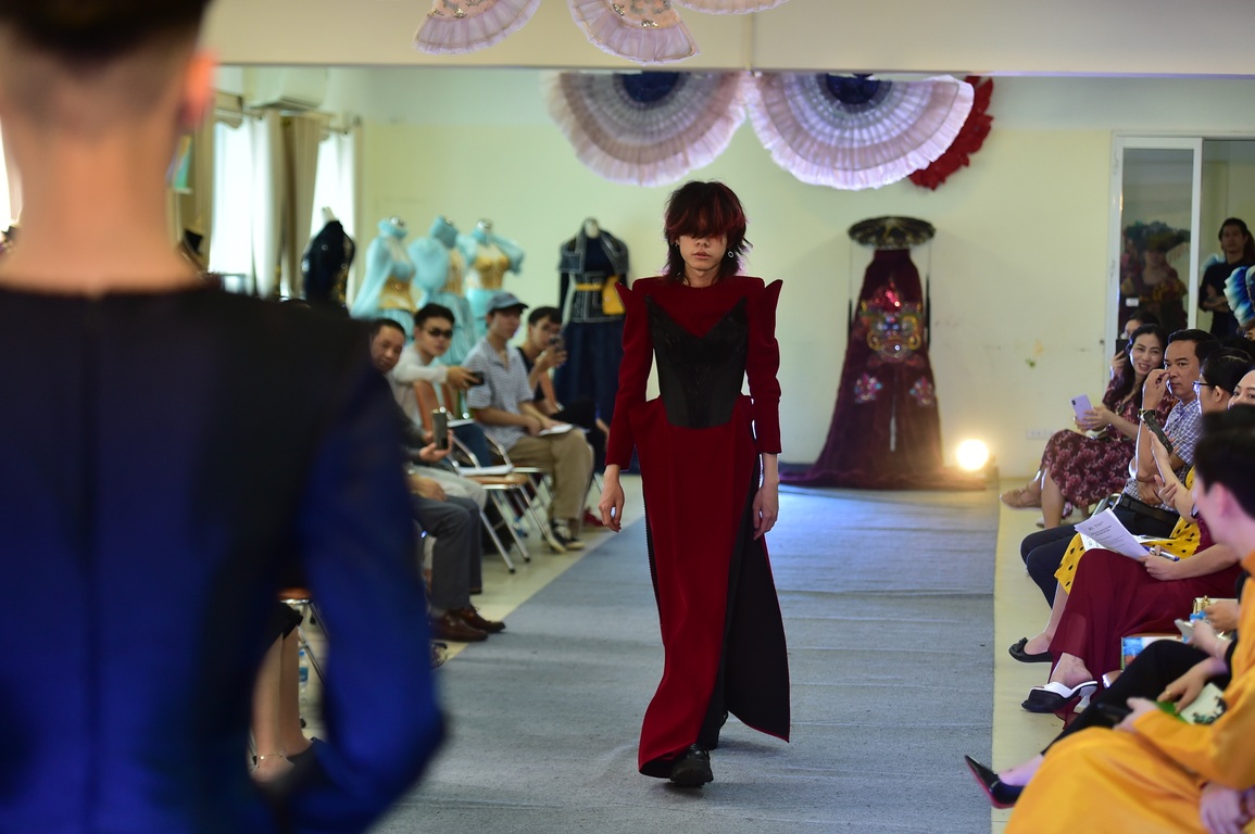 Màn trình diễn thời trang phi giới tính do sinh viên Hà Nội thiết kế - 8