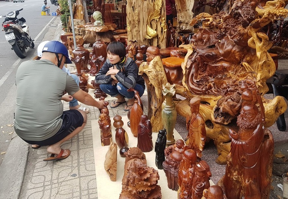 Thương lái bán đồ gỗ mỹ nghệ lo ngay ngáy, sớm giảm giá vì dịch tái xuất - 4 Thương lái bán đồ gỗ mỹ nghệ lo ngay ngáy, sớm giảm giá vì dịch tái xuất - 4