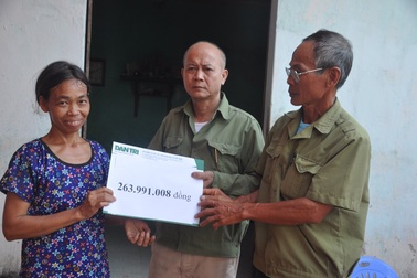 Người phụ nữ hạnh phúc đón nhận hơn 260 triệu đồng của bạn đọc giúp đỡ