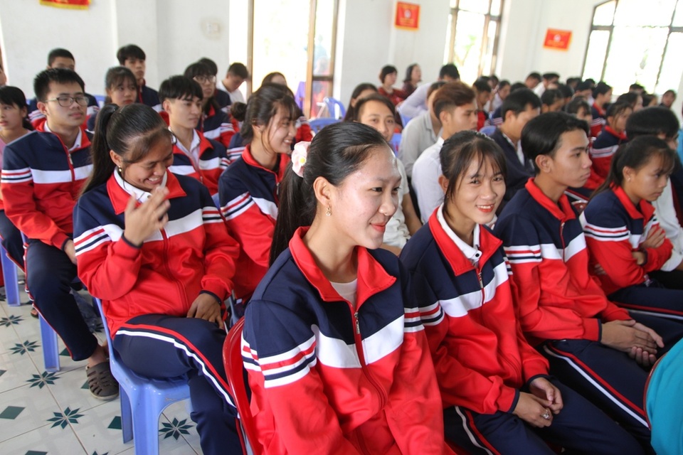 Các thầy giáo ở Huế mặc áo dài ngũ thân dự khai giảng năm học mới - 8 Các thầy giáo ở Huế mặc áo dài ngũ thân dự khai giảng năm học mới - 8