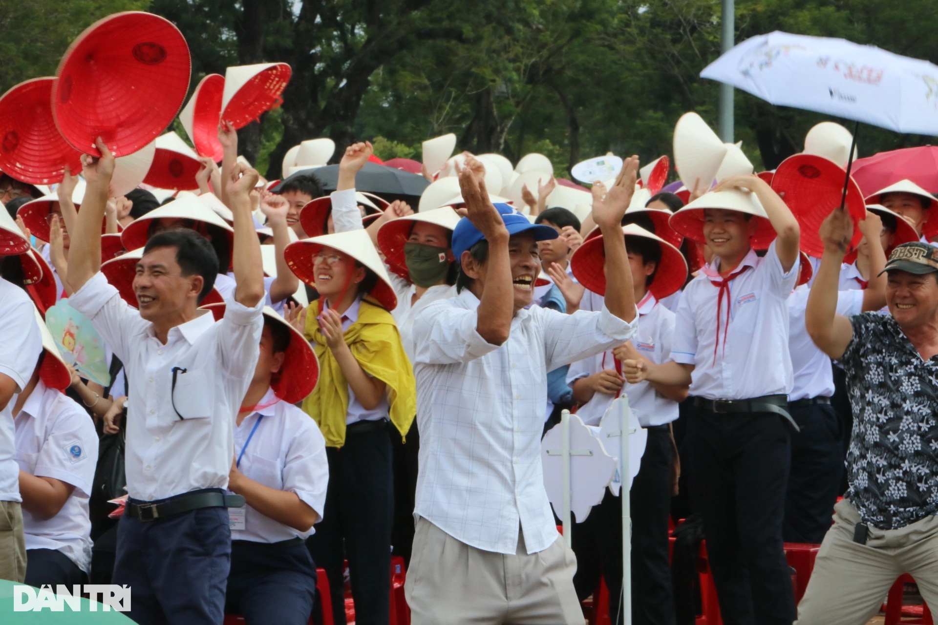 Kúpos kalapok töltötték be az eget a Ngo Mon téren az Olympia döntője alatt - 8 Nón lá rợp trời quảng trường Ngọ Môn trong trận chung kết Olympia - 8