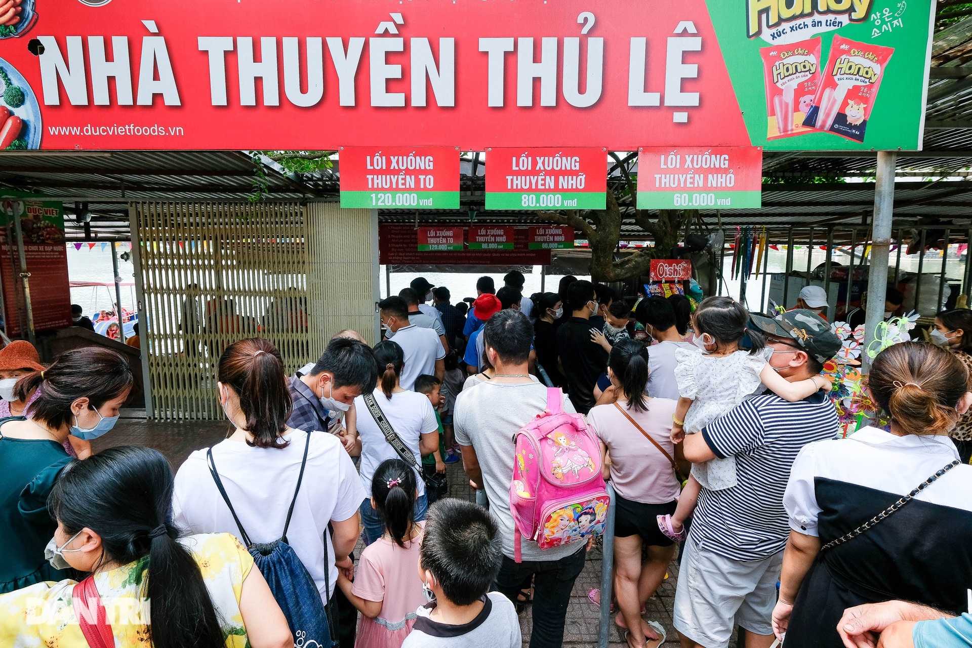 Công viên, hàng quán ở Hà Nội chật kín khách ngày đầu kỳ nghỉ lễ - 14