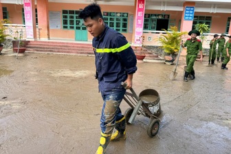 Công an TPHCM tranh thủ từng phút để hỗ trợ người dân ở tâm lũ miền Trung