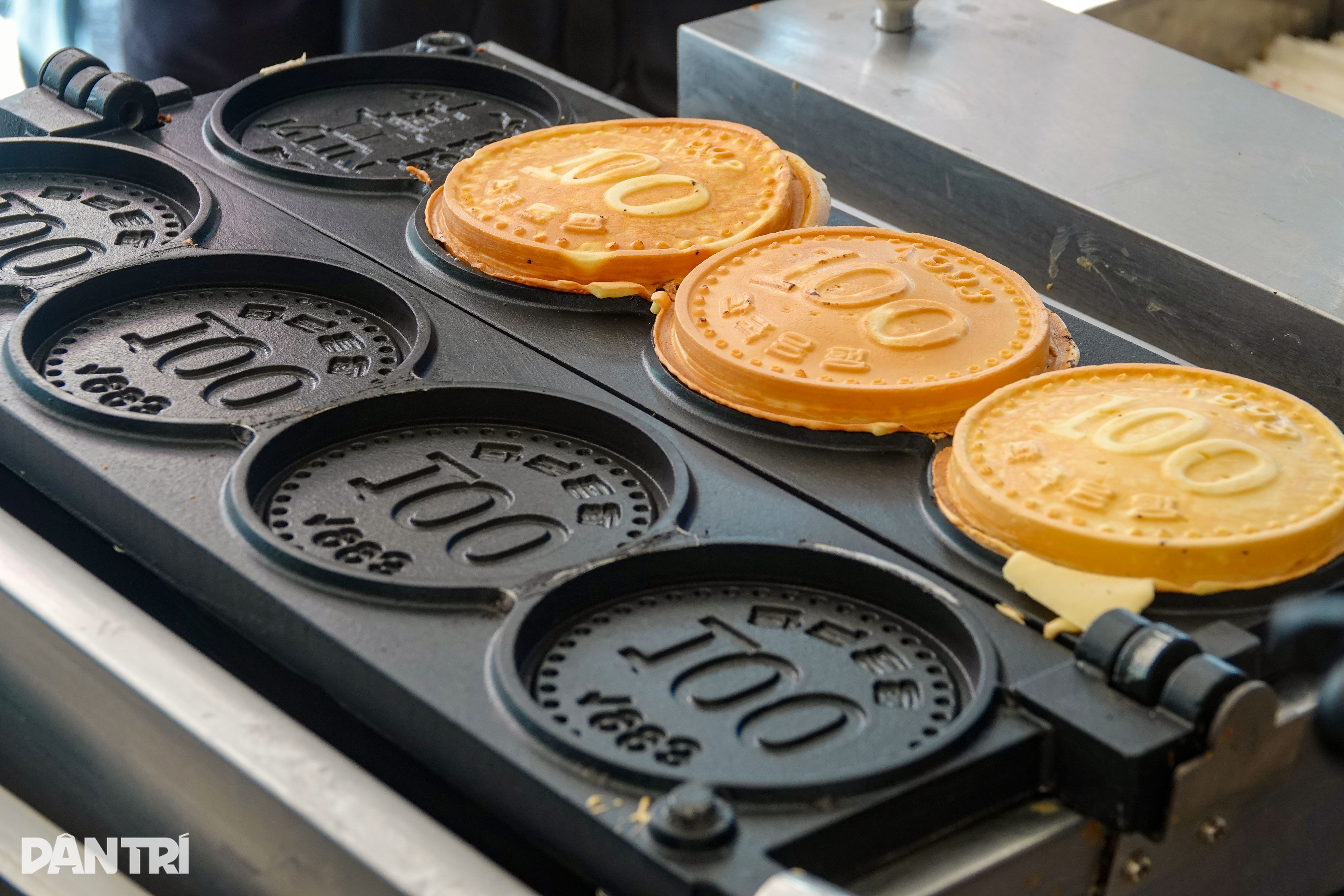 אמא לשלושה מוכרת 2,000 עוגות מטבעות בכל יום, הכנסות של יותר מ-6 טון אורז - 2 Mẹ 3 con bán 2.000 bánh đồng xu mỗi ngày, doanh thu hơn 6 tấn lúa - 2