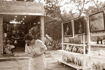 Bán tranh “mát mẻ” ở tháp bà Ponagar Nha Trang?