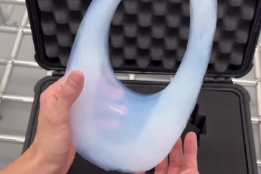 Sau màn phun váy lên người mẫu khỏa thân, nhà mốt tung ra túi không khí