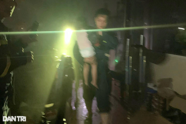 Kịp thời cứu 4 người kẹt trong căn nhà cháy