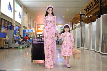 Trần Huyền Nhung diện áo dài truyền thống du xuân đầu năm