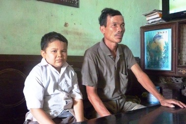 Gặp chàng tân cử nhân CNTT cao 1m, nặng 29kg   