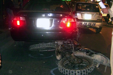 Tai nạn liên hoàn, xe máy kẹt cứng dưới gầm ô tô