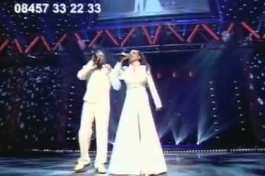 Katie hát ca khúc A whole new world