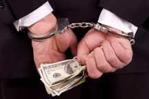 Cựu cán bộ công an yêu cầu người vi phạm mang tiền đến trụ sở "chung chi"