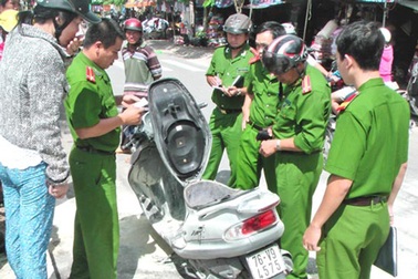 Xe tay ga bốc cháy giữa chợ