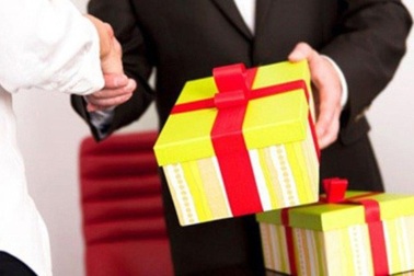 Hà Tĩnh nghiêm cấm tặng quà cấp trên dưới mọi hình thức