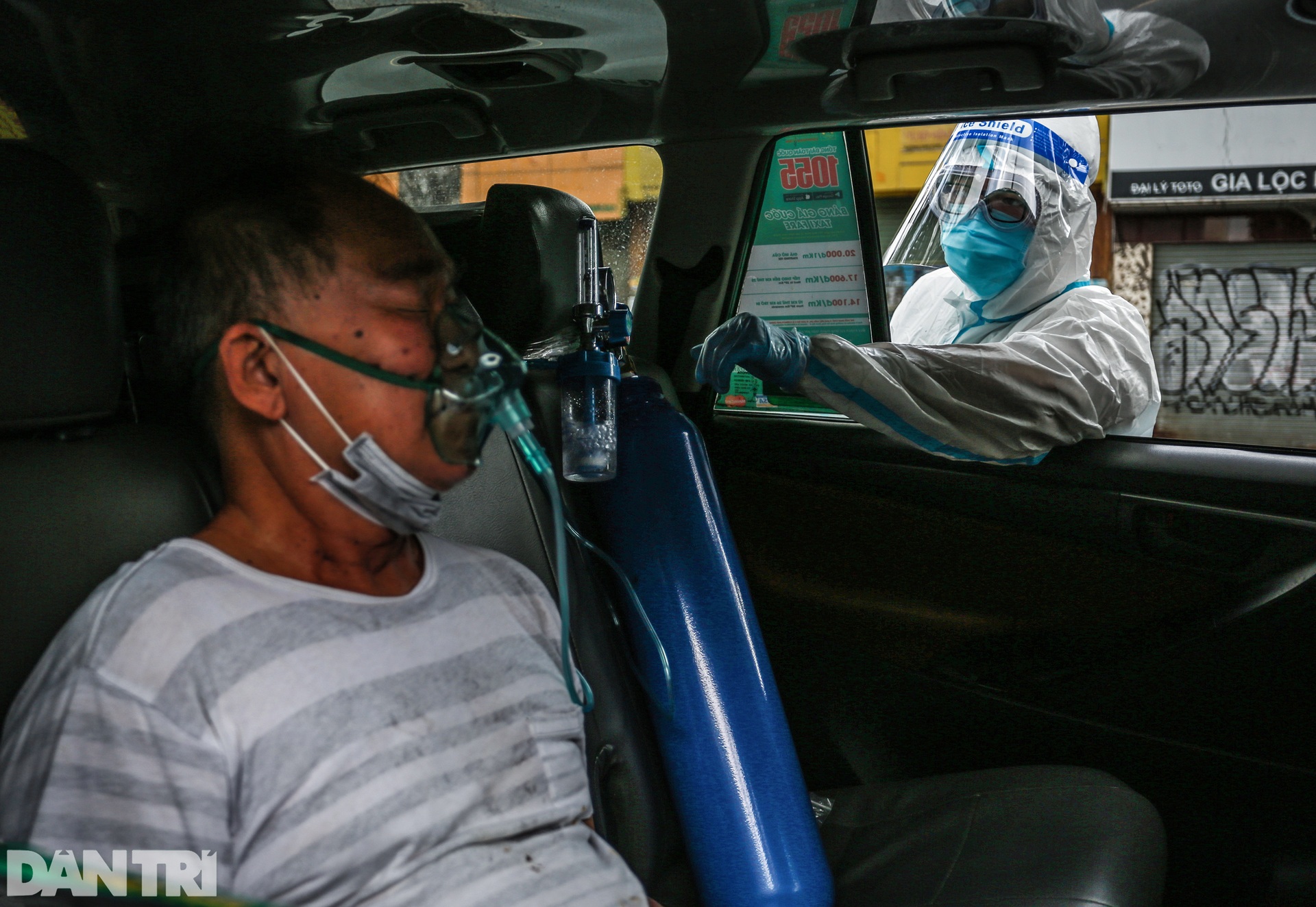 Biệt đội taxi chạy đua với tử thần Covid-19, giành lại sự sống cho các F0 - 11 Biệt đội taxi chạy đua với tử thần Covid-19, giành lại sự sống cho các F0 - 11
