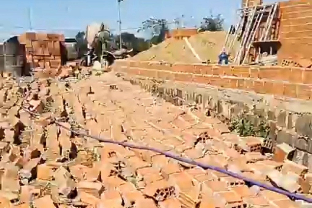 Tường nhà tái định cư cho hộ nghèo đang xây bất ngờ đổ sập giữa trời nắng - 2